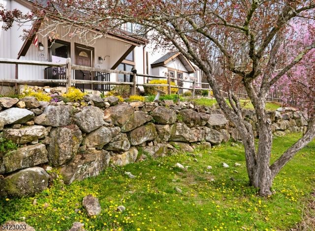 11196 Dell Pl, Stanhope Boro, NJ 07874