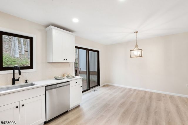 11196 Dell Pl, Stanhope Boro, NJ 07874