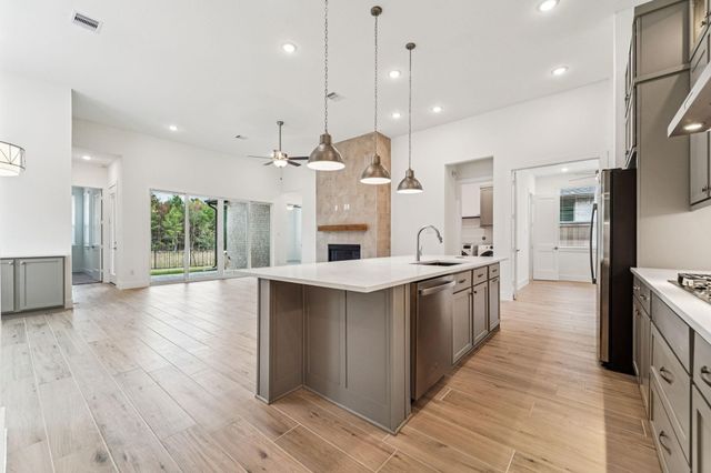 25932 N Outrider Banks, Montgomery, TX 77316