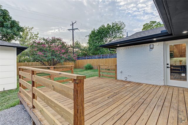 865 Peavy Road, Dallas, TX 75218