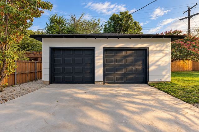 865 Peavy Road, Dallas, TX 75218