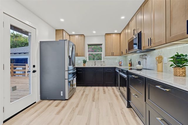 865 Peavy Road, Dallas, TX 75218