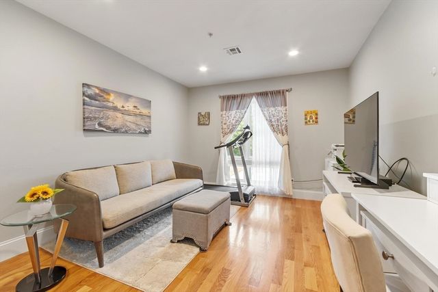 76 South Ave 201, Natick, MA 01760