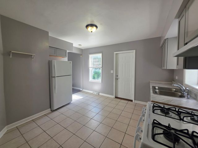 205 S Park Avenue, Waukegan, IL 60085