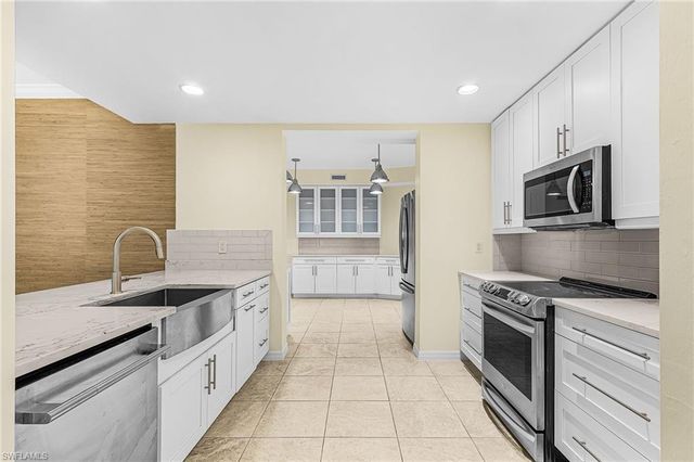 221 9th ST S 301, Naples, FL 34102