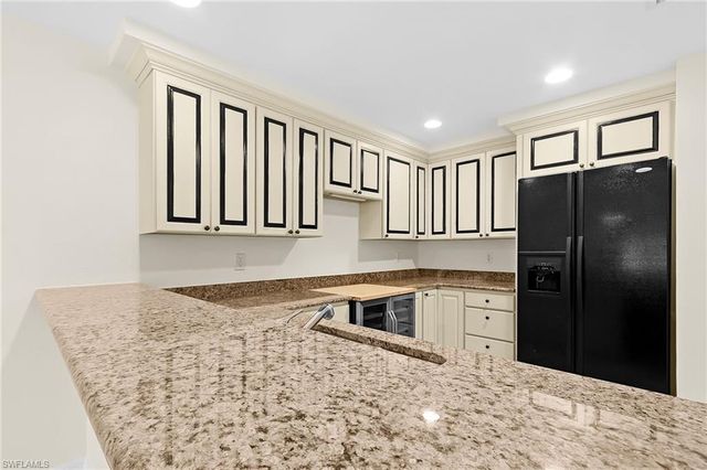 221 9th ST S 301, Naples, FL 34102