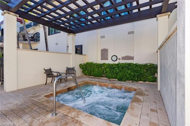 221 9th ST S 301, Naples, FL 34102