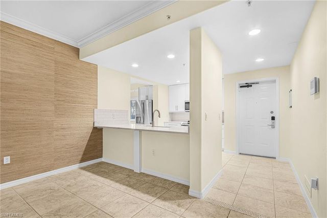 221 9th ST S 301, Naples, FL 34102