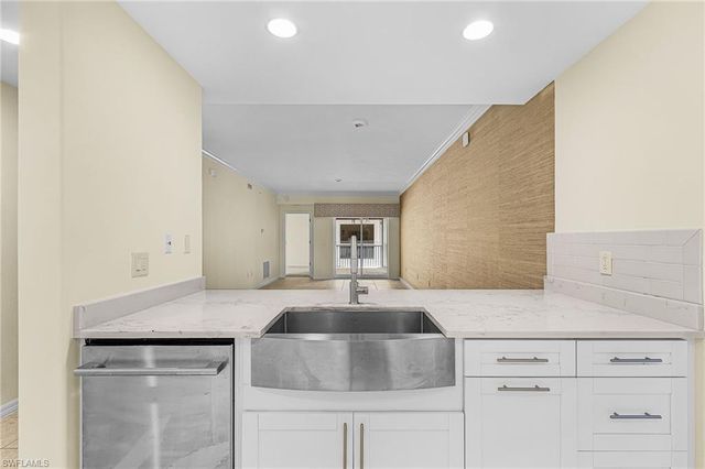 221 9th ST S 301, Naples, FL 34102
