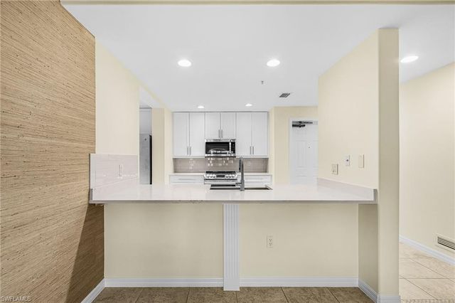 221 9th ST S 301, Naples, FL 34102