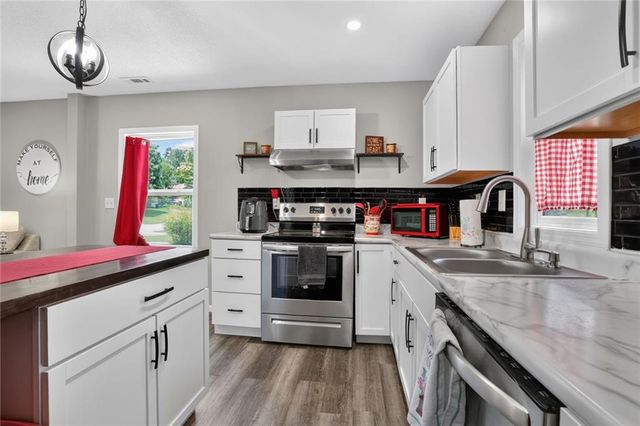 1901 S Cedar Avenue, Independence, MO 64052