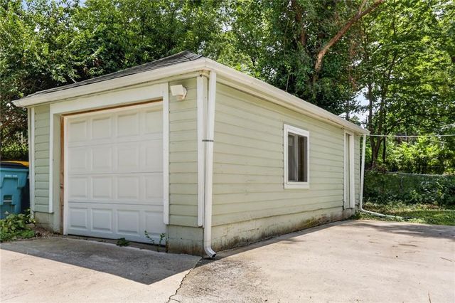1901 S Cedar Avenue, Independence, MO 64052