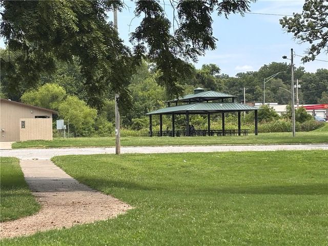 1901 S Cedar Avenue, Independence, MO 64052