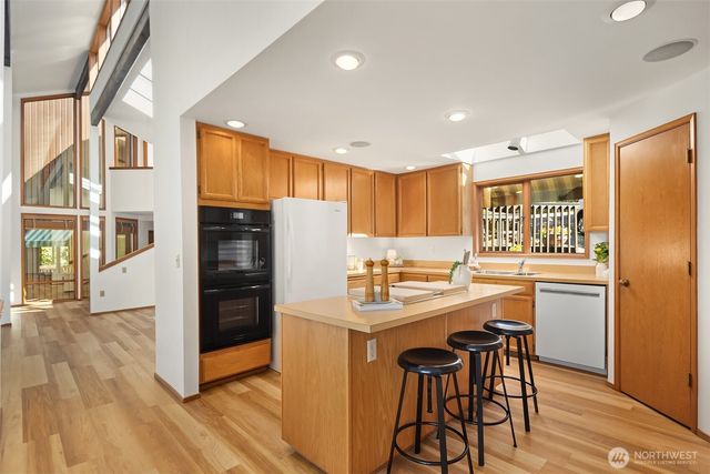 8438 N Mercer Way, Mercer Island, WA 98040