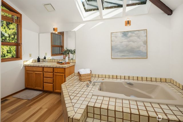 8438 N Mercer Way, Mercer Island, WA 98040