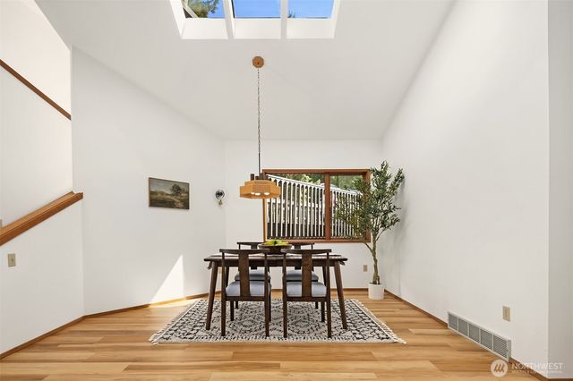 8438 N Mercer Way, Mercer Island, WA 98040