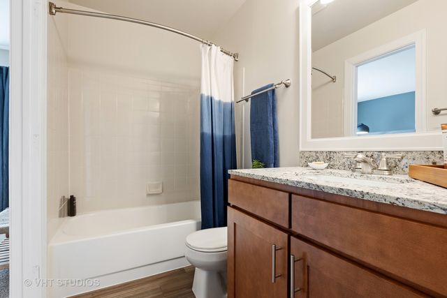 26 Sterling Circle 307, Wheaton, IL 60189