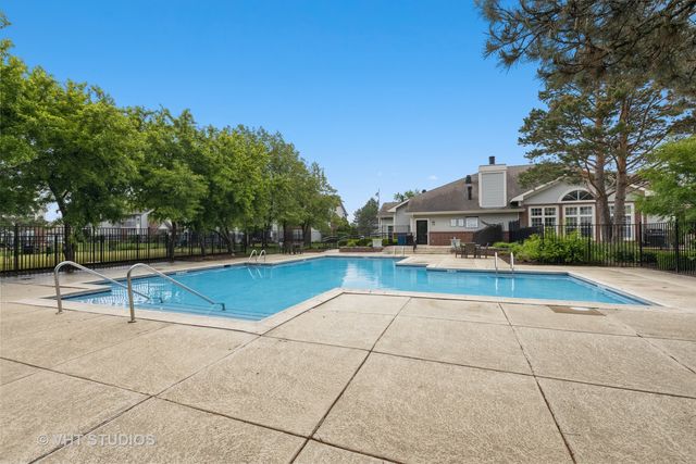 26 Sterling Circle 307, Wheaton, IL 60189