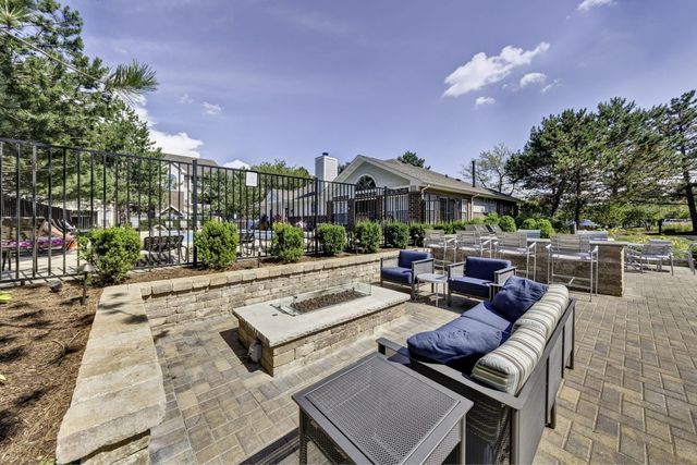 26 Sterling Circle 307, Wheaton, IL 60189