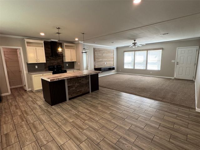 685 Eileens WAY, Dale, TX 78616