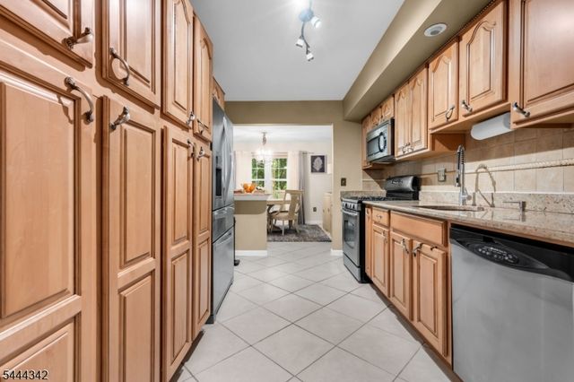 68 Delaware Ln, Branchburg Twp., NJ 08876