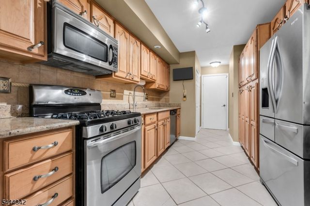 68 Delaware Ln, Branchburg Twp., NJ 08876