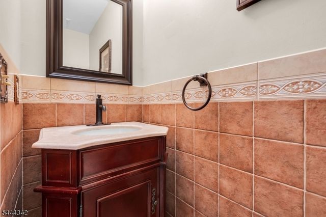 68 Delaware Ln, Branchburg Twp., NJ 08876