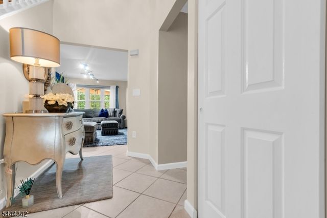 68 Delaware Ln, Branchburg Twp., NJ 08876