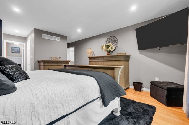 68 Delaware Ln, Branchburg Twp., NJ 08876