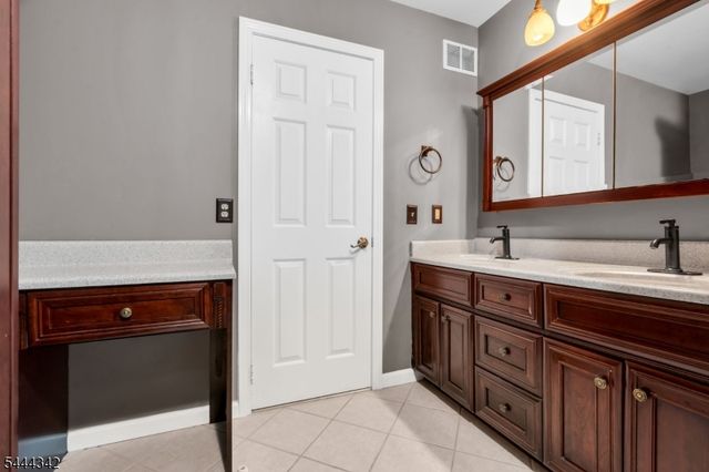 68 Delaware Ln, Branchburg Twp., NJ 08876