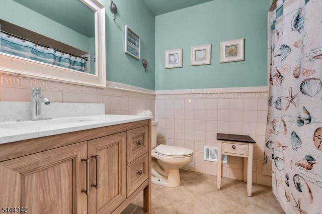 68 Delaware Ln, Branchburg Twp., NJ 08876