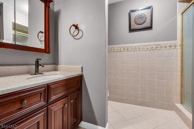68 Delaware Ln, Branchburg Twp., NJ 08876