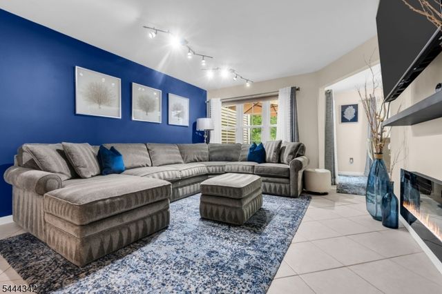 68 Delaware Ln, Branchburg Twp., NJ 08876