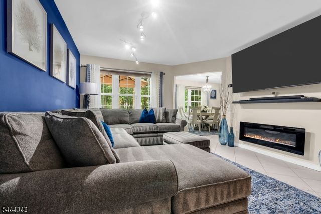 68 Delaware Ln, Branchburg Twp., NJ 08876