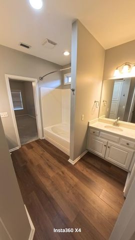 302 Petersburg Ct., Dothan, AL 36305