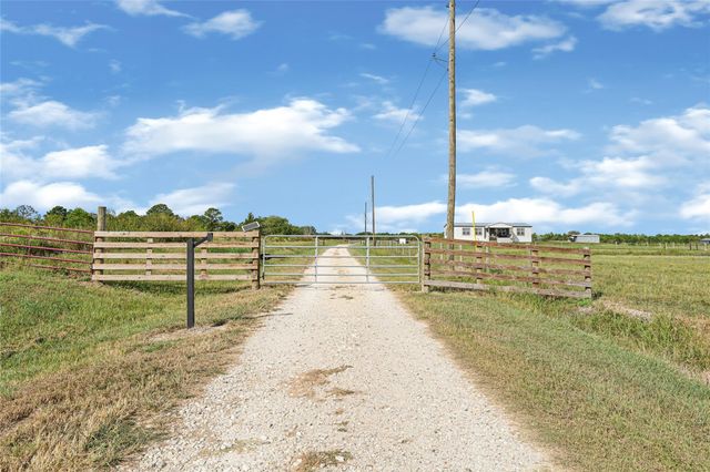 2105 Eagle Road, Anahuac, TX 77514