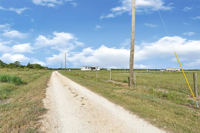 2105 Eagle Road, Anahuac, TX 77514