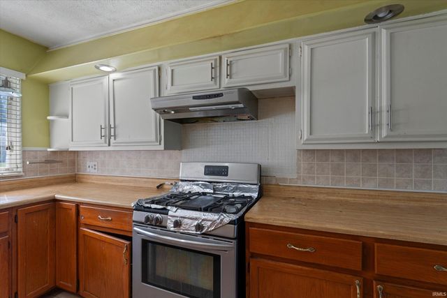 19065 Oakmont North Drive, South Bend, IN 46637