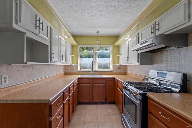 19065 Oakmont North Drive, South Bend, IN 46637