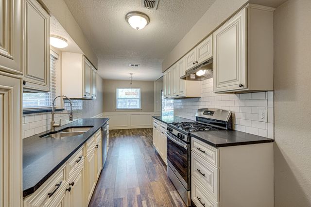 2101 Warwick Drive, Arlington, TX 76015