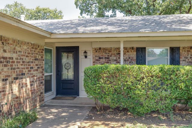 2101 Warwick Drive, Arlington, TX 76015