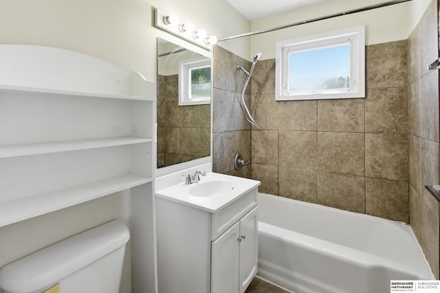 3901 Gold Street, Omaha, NE 68105