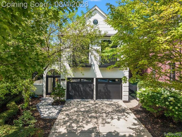 596 Henrietta Street, Birmingham, MI 48009