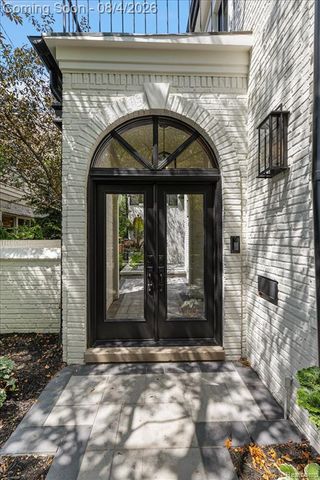 596 Henrietta Street, Birmingham, MI 48009