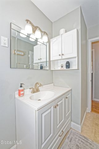 17 Midland Road, North Greenbush, NY 12180