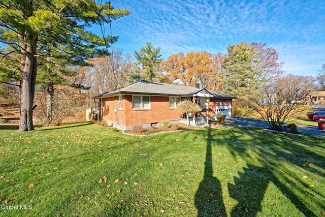 17 Midland Road, North Greenbush, NY 12180