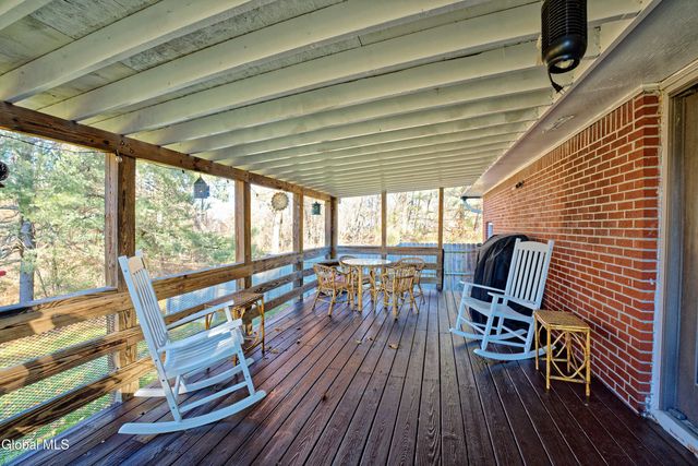 17 Midland Road, North Greenbush, NY 12180