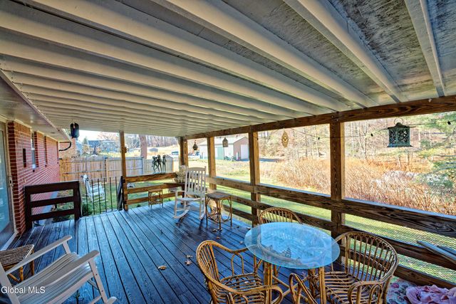 17 Midland Road, North Greenbush, NY 12180