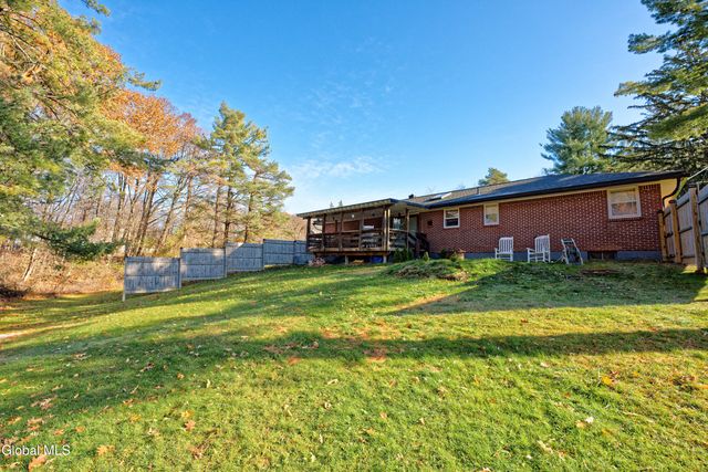 17 Midland Road, North Greenbush, NY 12180