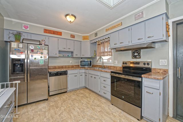 17 Midland Road, North Greenbush, NY 12180